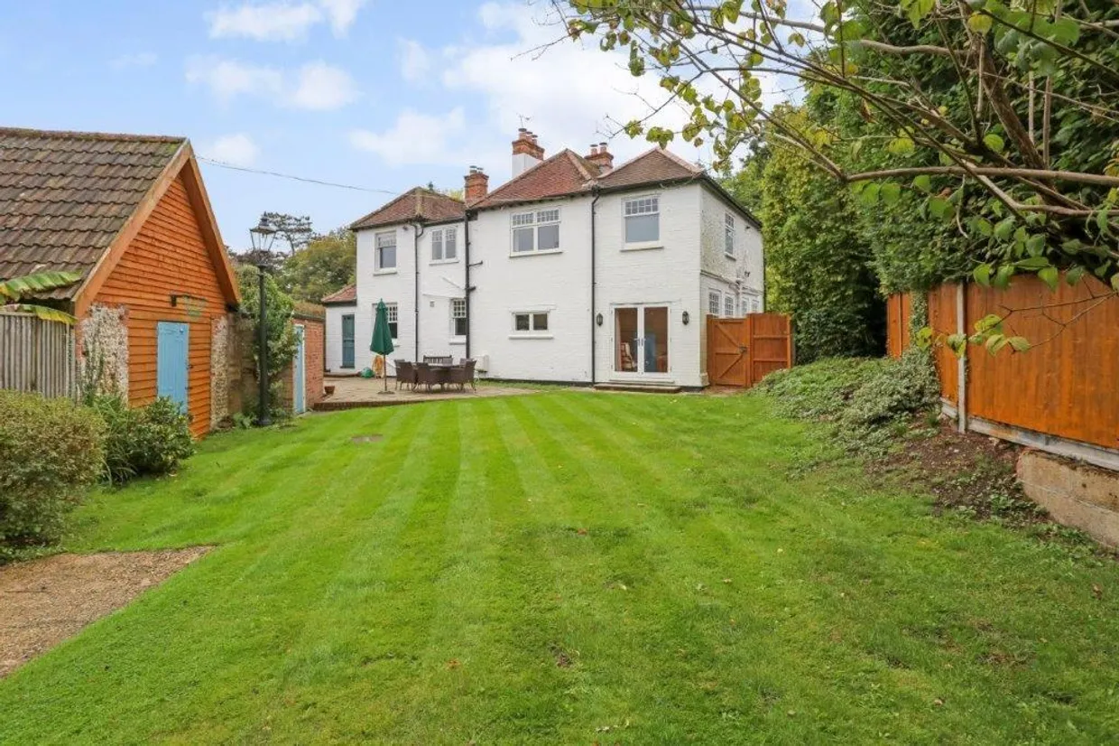 Farnborough Road, Farnham, GU9 photo 2