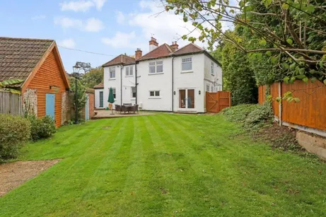 Farnborough Road, Farnham, GU9