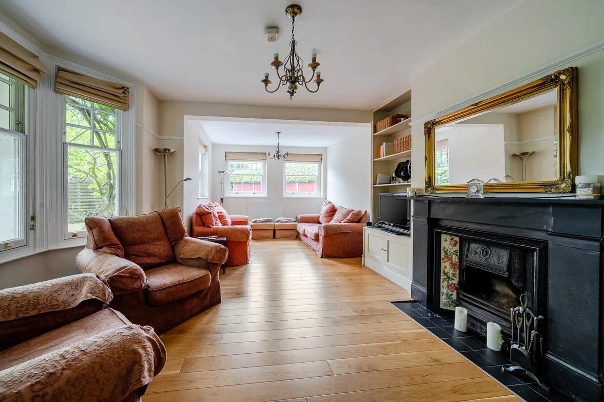 Farnborough Road, Farnham, GU9 photo 3
