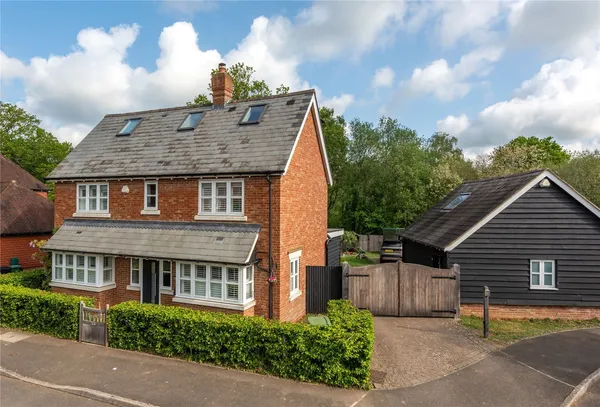 Mulberry Place, Newdigate, RH5 photo 1