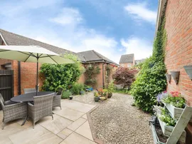 Hopton Grove, Newport Pagnell thumb 2