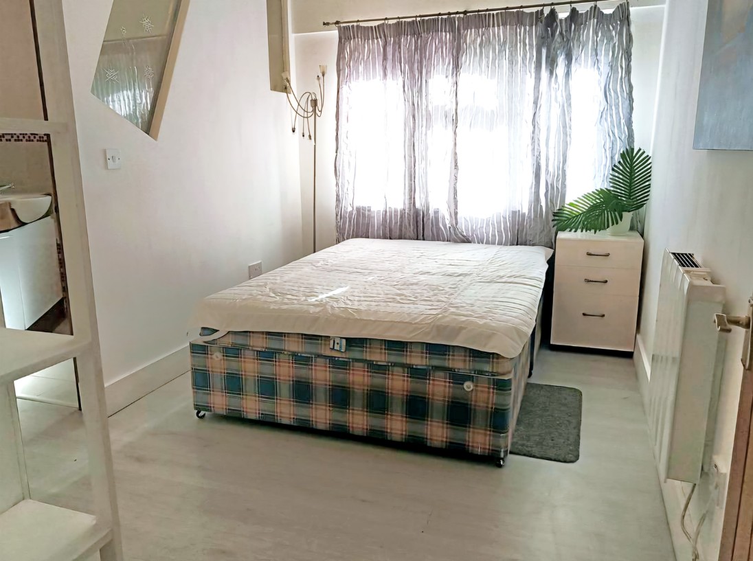 One Bedroom Ground Floor Flat with Garden for Rent  Wallcote Avenue, NW2 Image 5