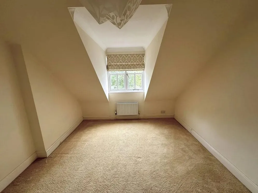 Kemsley Chase, Farnham Royal, SL2 photo 11
