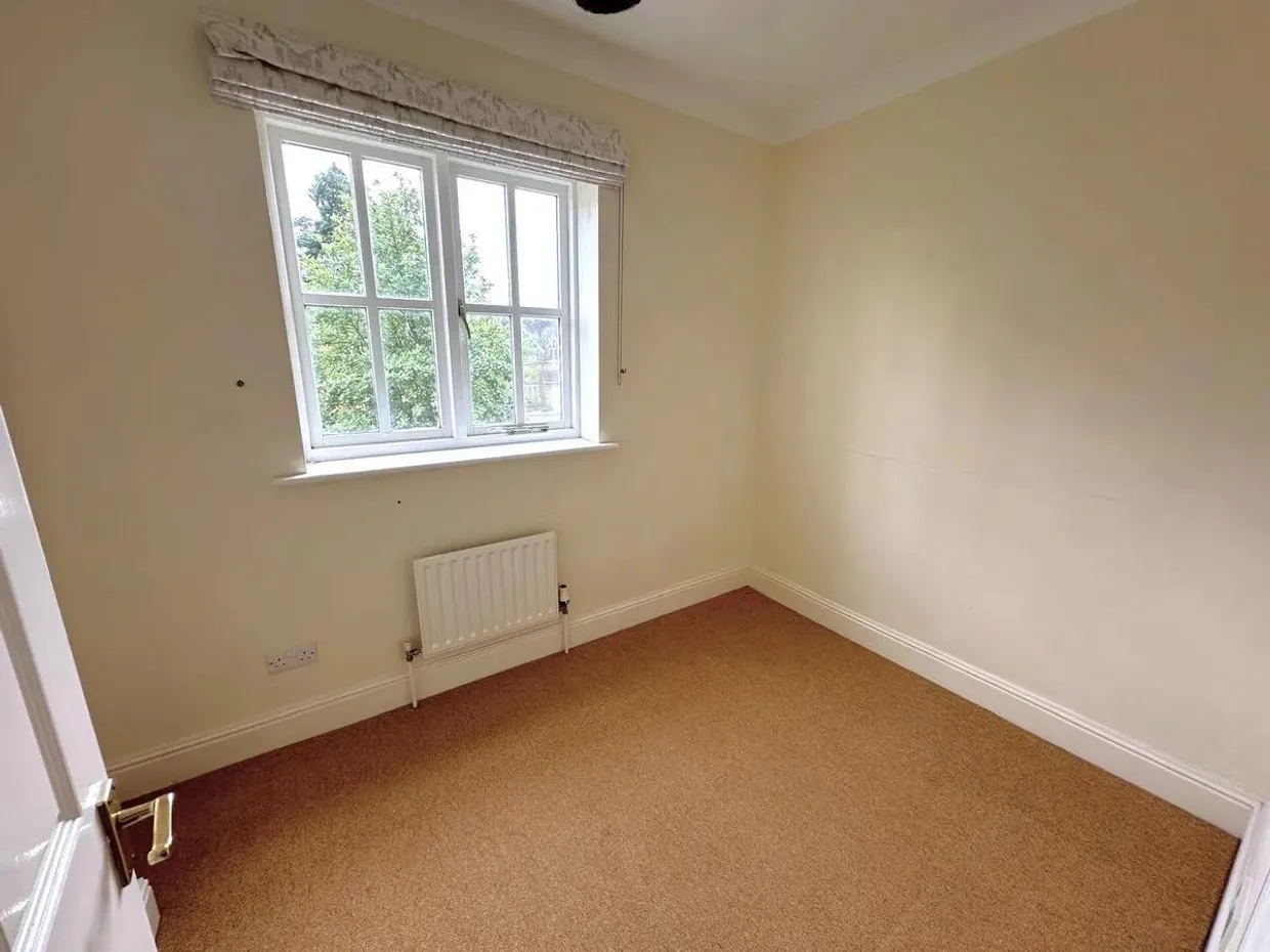Kemsley Chase, Farnham Royal, SL2 photo 12
