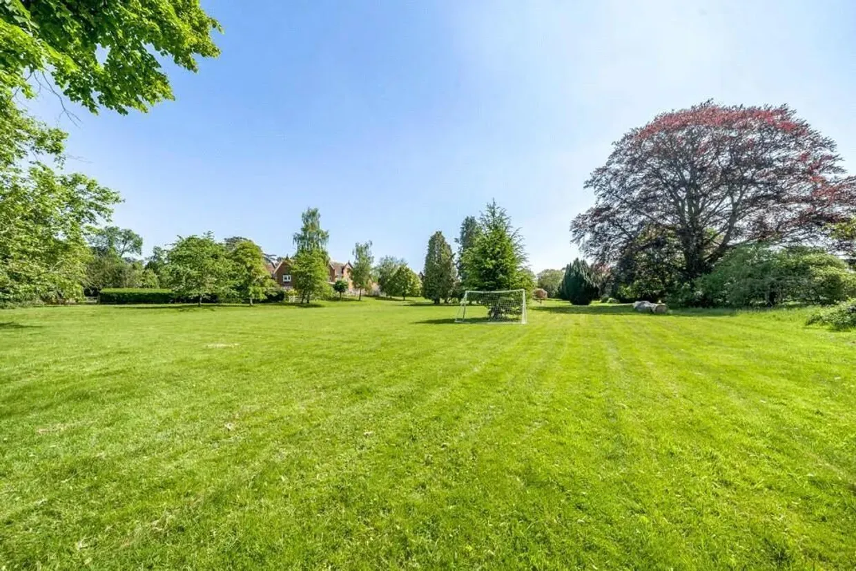 Kemsley Chase, Farnham Royal, SL2 photo 18