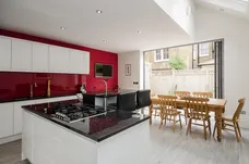Tregarvon Road London SW11 photo 1