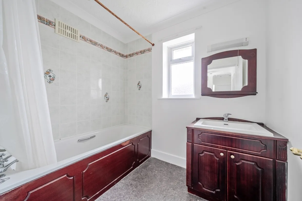Luccombe Road Upper Shirley SO15 photo 6