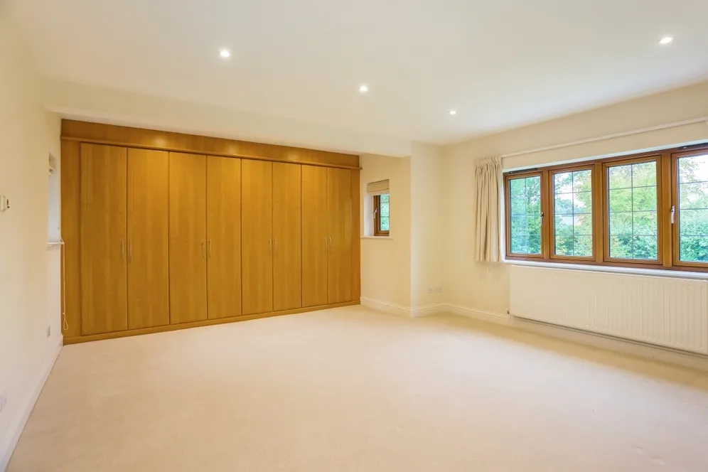 Vicarage Way Gerrards Cross SL9 photo 11