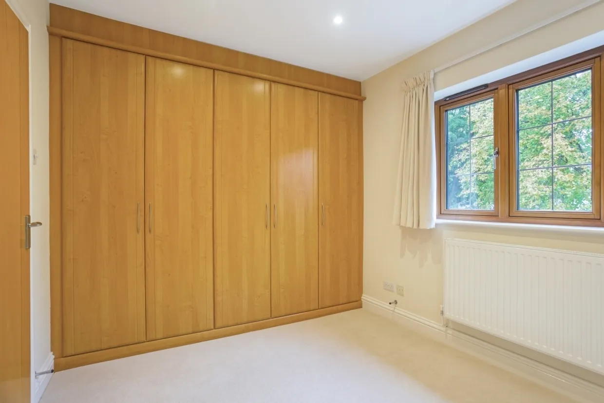Vicarage Way Gerrards Cross SL9 photo 14