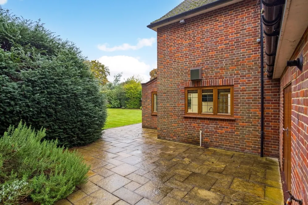 Vicarage Way Gerrards Cross SL9 photo 24