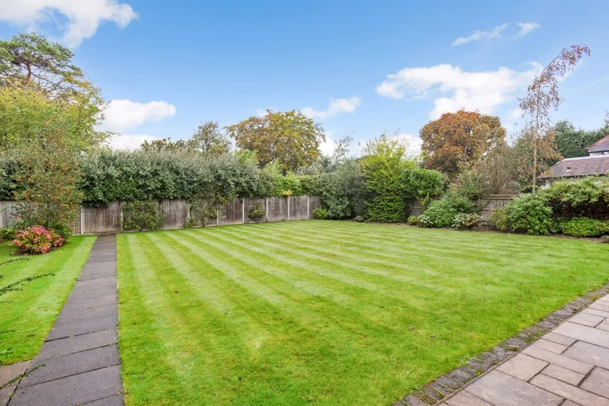 Vicarage Way Gerrards Cross SL9 photo 25