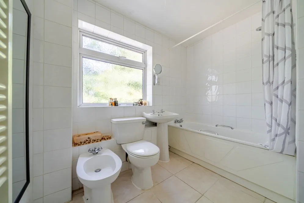 Bridgewater Road Weybridge KT13 photo 2