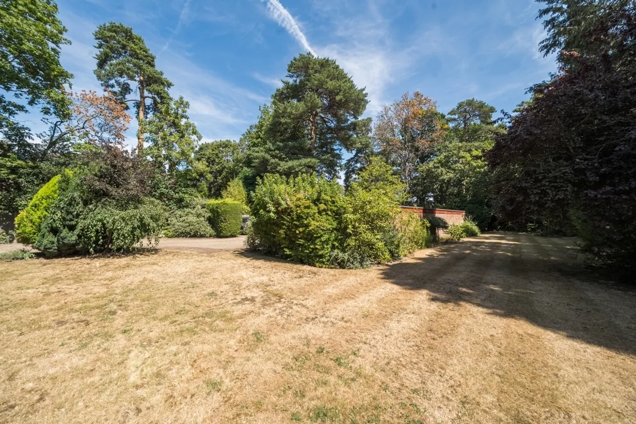 Bridgewater Road Weybridge KT13 photo 3
