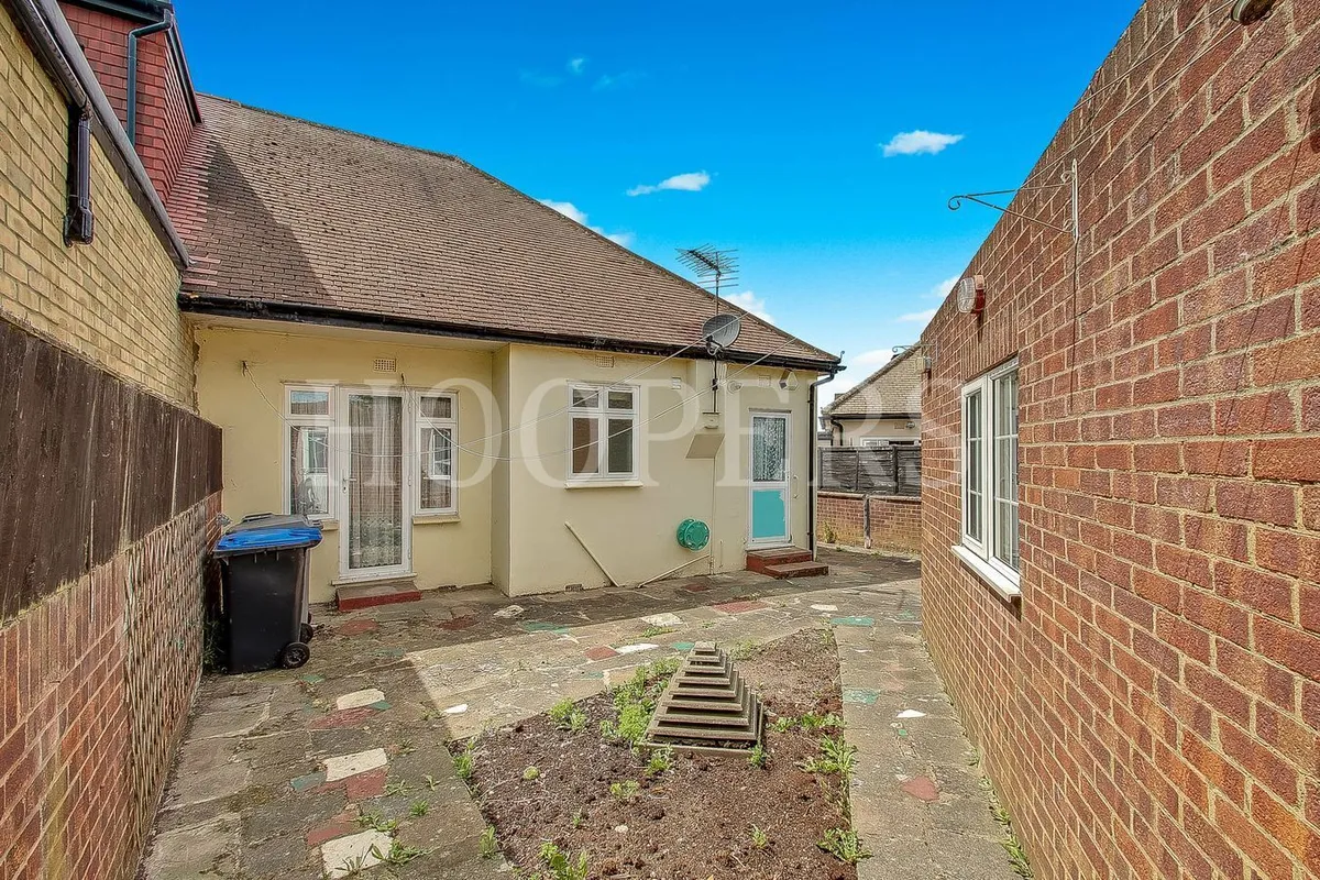 Winston Avenue, London, NW9