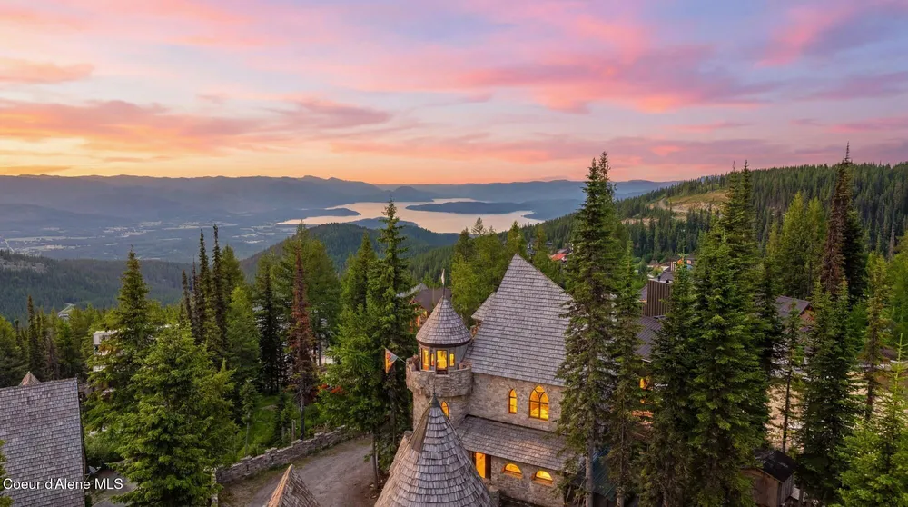 1018 Mogul Hill Rd, Sandpoint, ID 83864