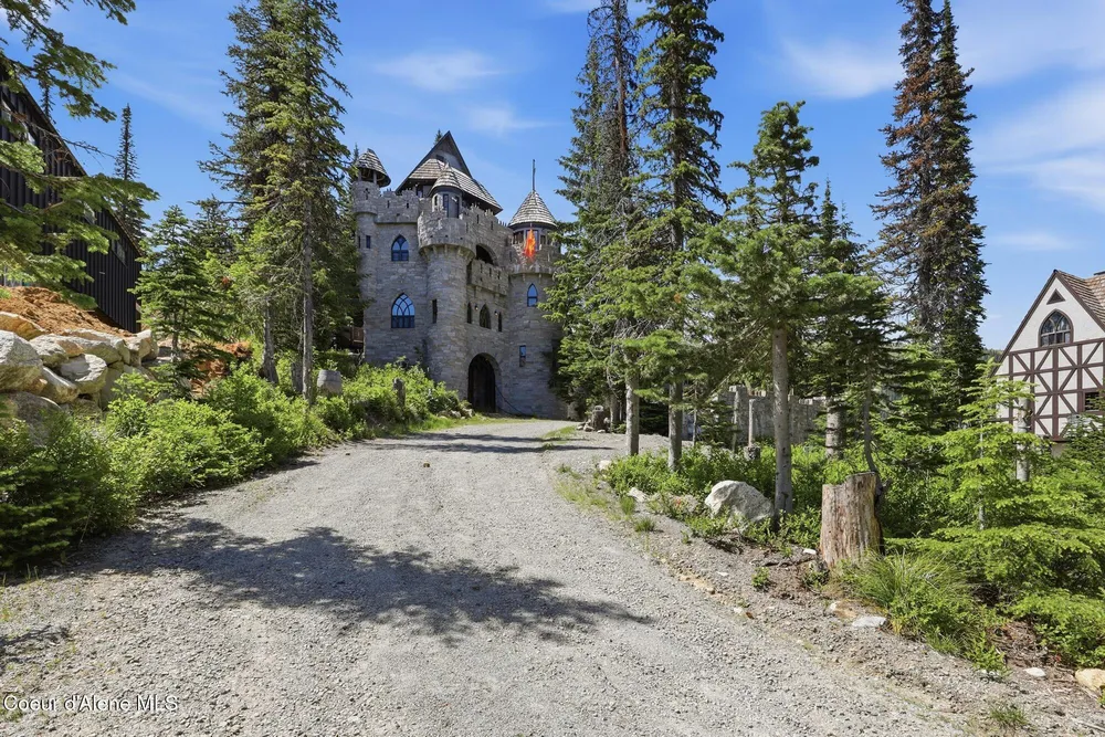 1018 Mogul Hill Rd, Sandpoint, ID 83864