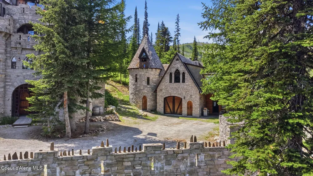 1018 Mogul Hill Rd, Sandpoint, ID 83864