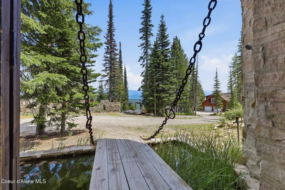 1018 Mogul Hill Rd, Sandpoint, ID 83864