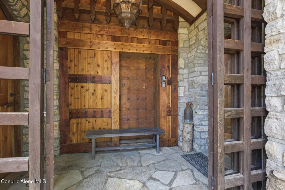1018 Mogul Hill Rd, Sandpoint, ID 83864