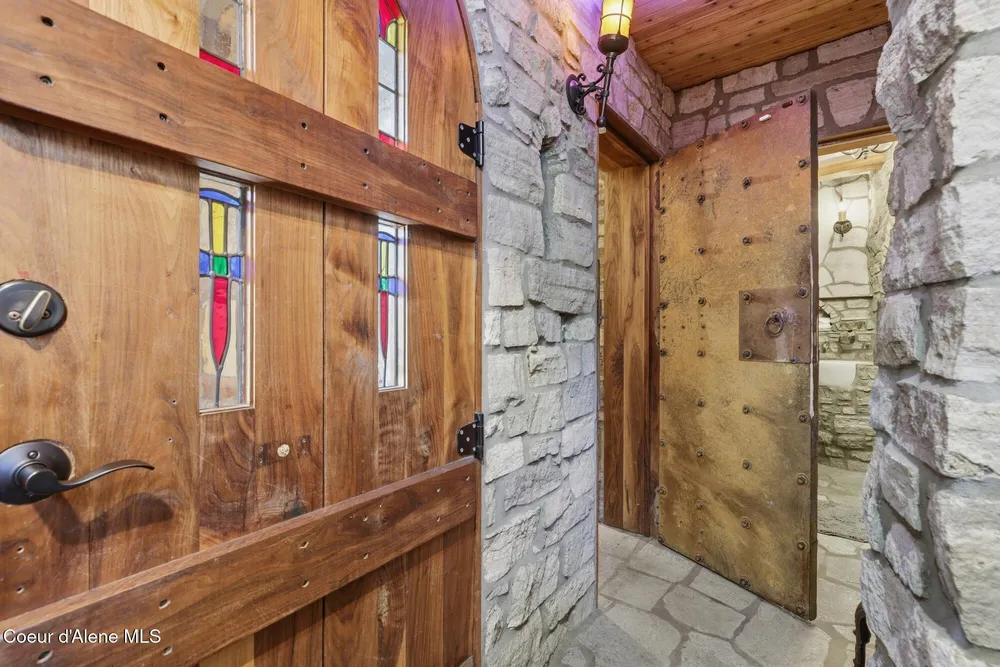 1018 Mogul Hill Rd, Sandpoint, ID 83864
