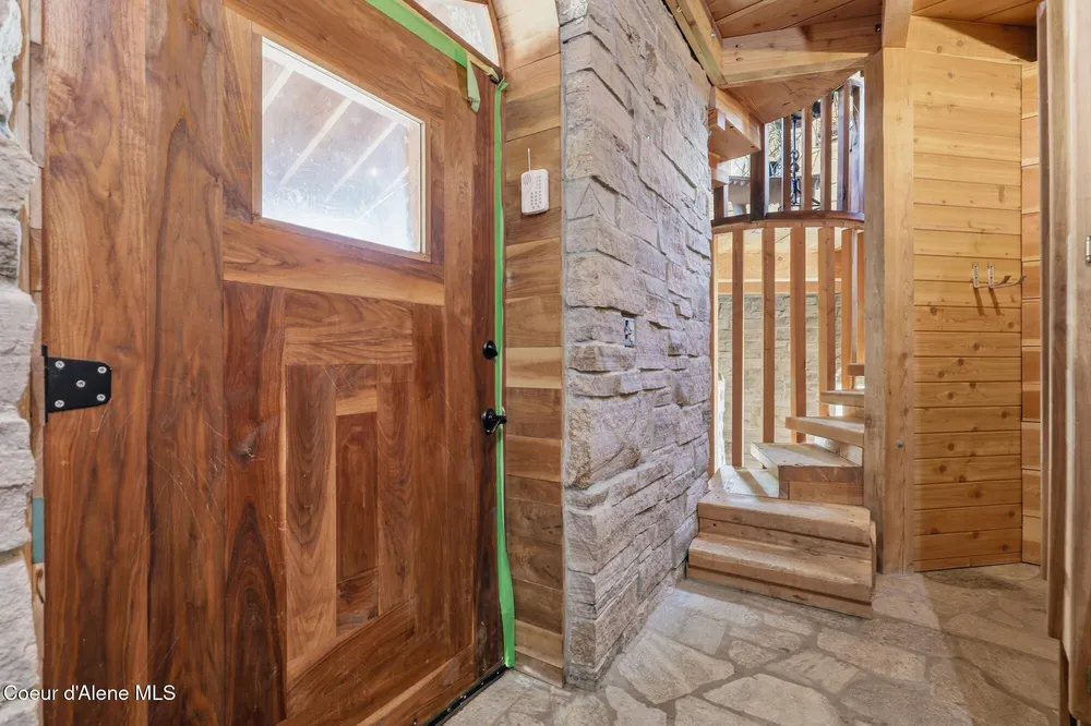 1018 Mogul Hill Rd, Sandpoint, ID 83864