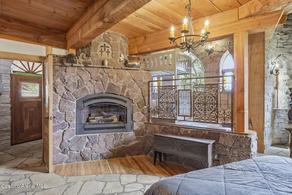 1018 Mogul Hill Rd, Sandpoint, ID 83864