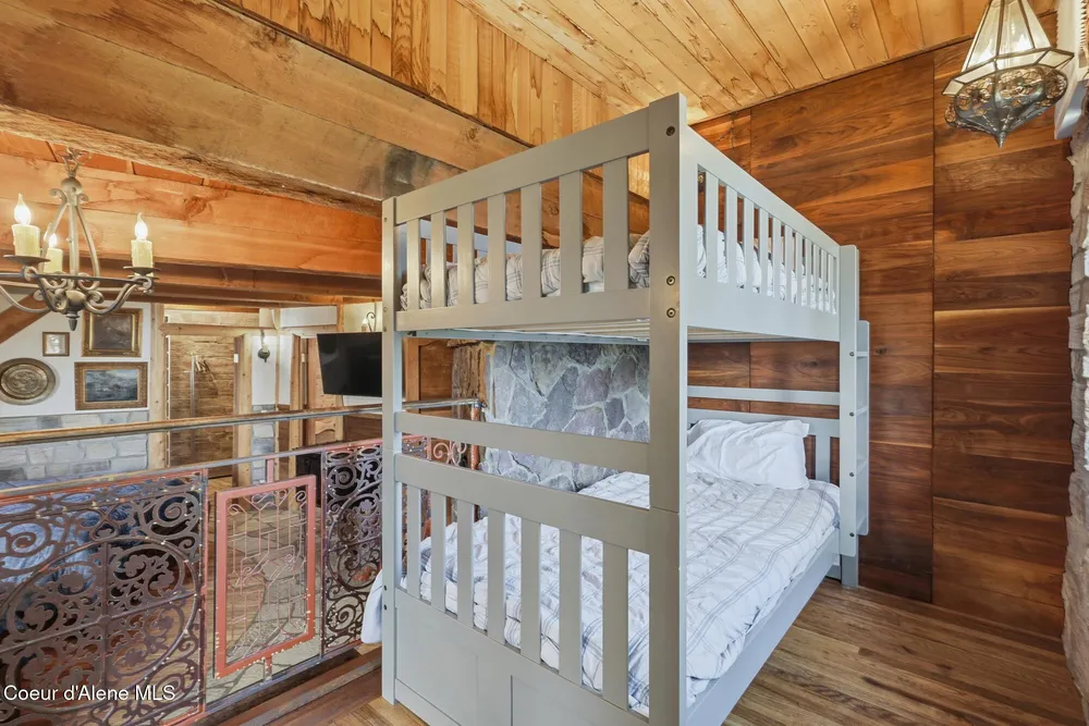 1018 Mogul Hill Rd, Sandpoint, ID 83864