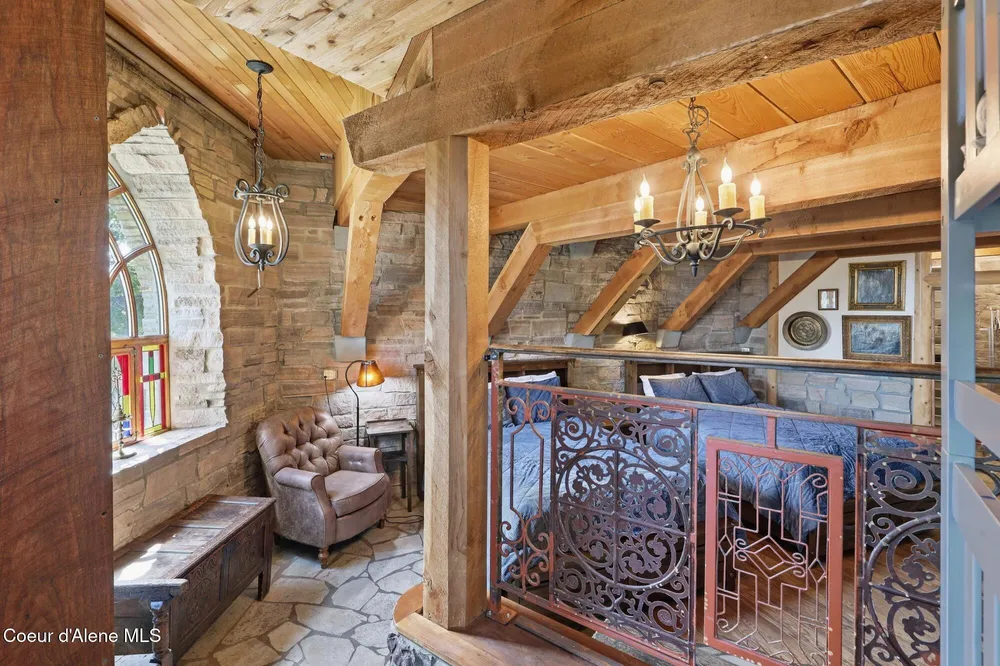 1018 Mogul Hill Rd, Sandpoint, ID 83864