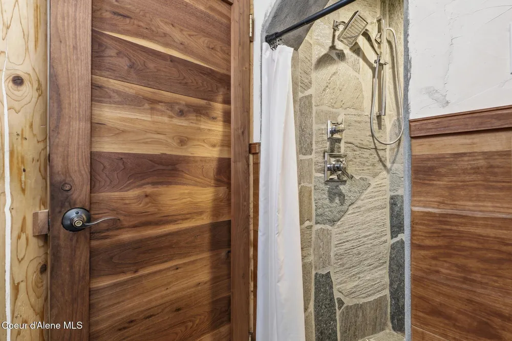 1018 Mogul Hill Rd, Sandpoint, ID 83864