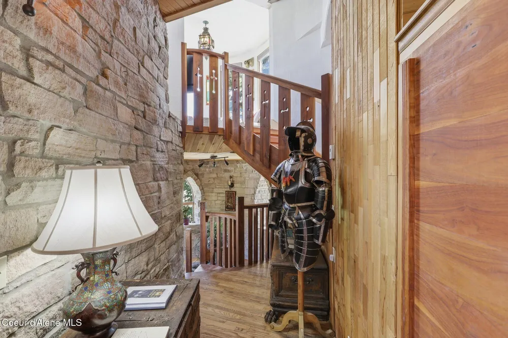1018 Mogul Hill Rd, Sandpoint, ID 83864
