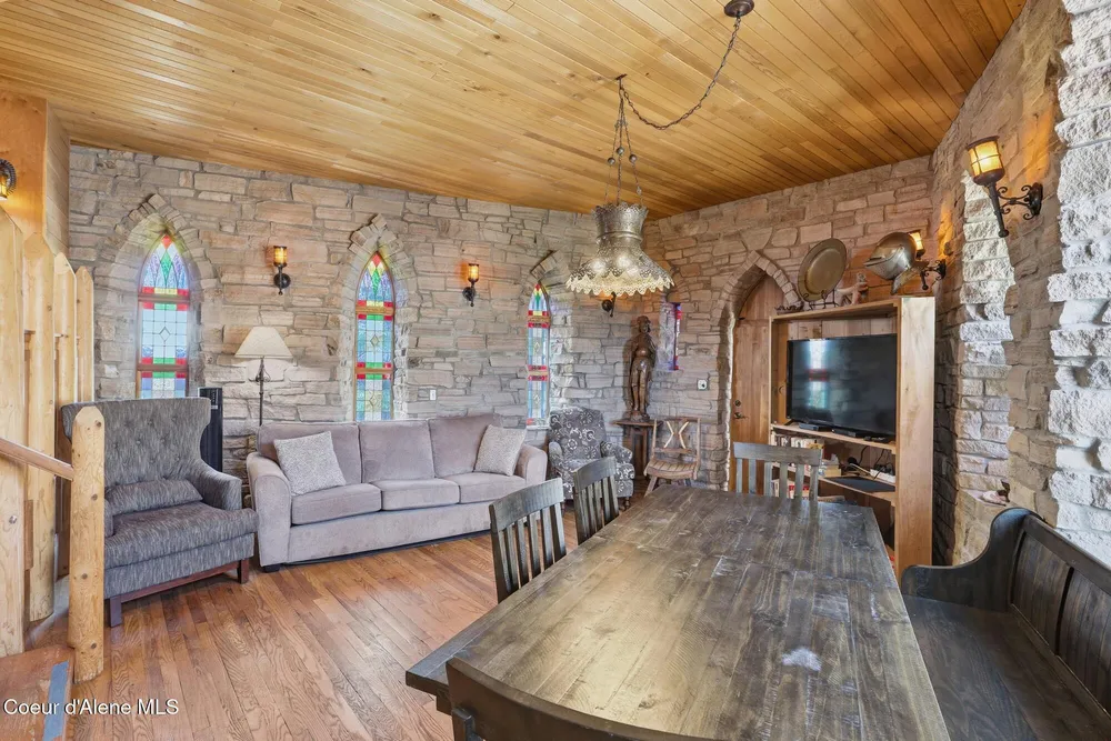 1018 Mogul Hill Rd, Sandpoint, ID 83864