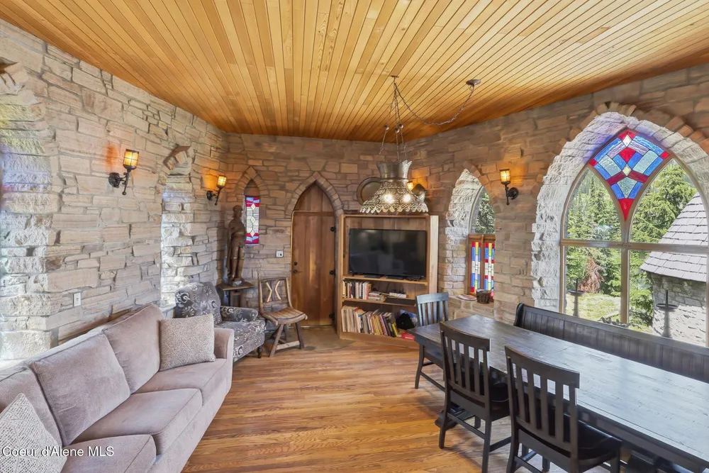 1018 Mogul Hill Rd, Sandpoint, ID 83864