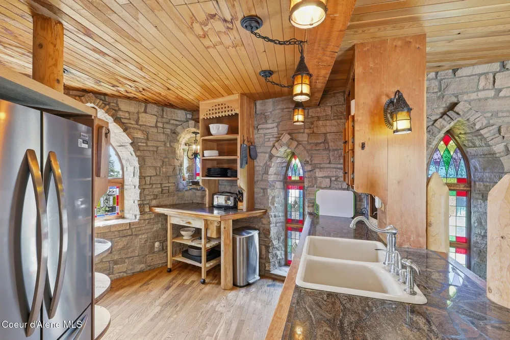 1018 Mogul Hill Rd, Sandpoint, ID 83864