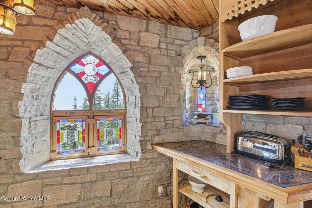 1018 Mogul Hill Rd, Sandpoint, ID 83864