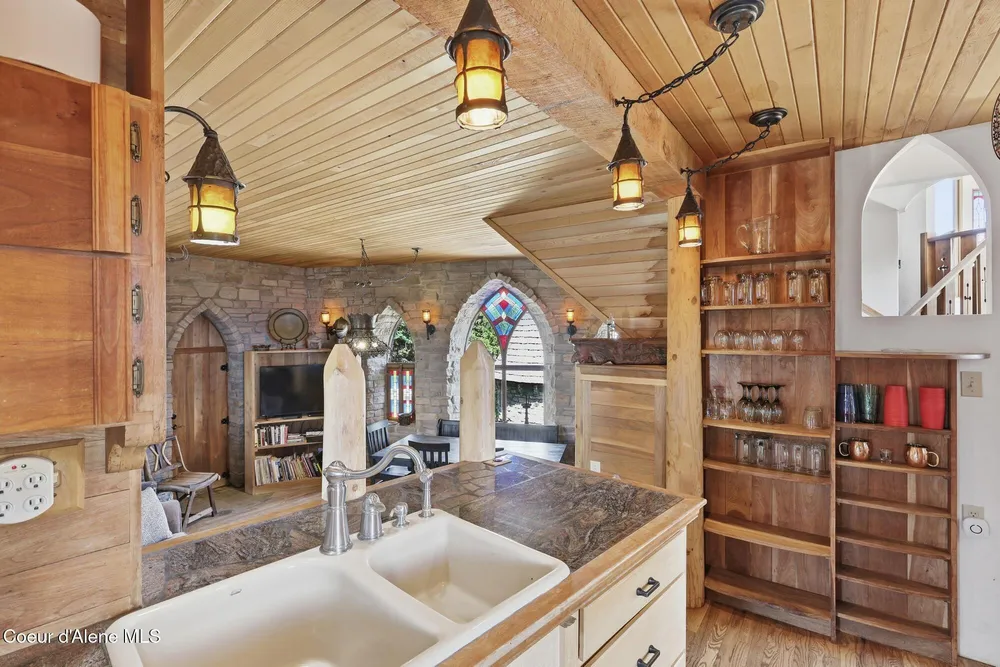1018 Mogul Hill Rd, Sandpoint, ID 83864