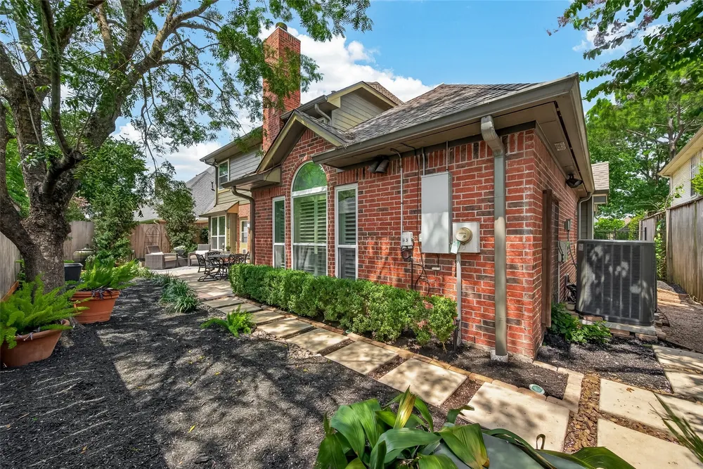 1311 Wickshire Ln, Houston, TX 77043