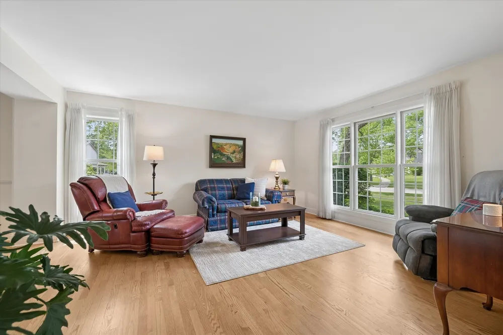 755 Warwick Ct, Lake Zurich, IL 60047