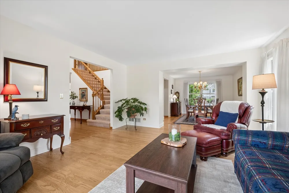 755 Warwick Ct, Lake Zurich, IL 60047