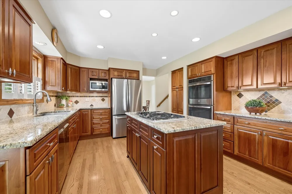 755 Warwick Ct, Lake Zurich, IL 60047