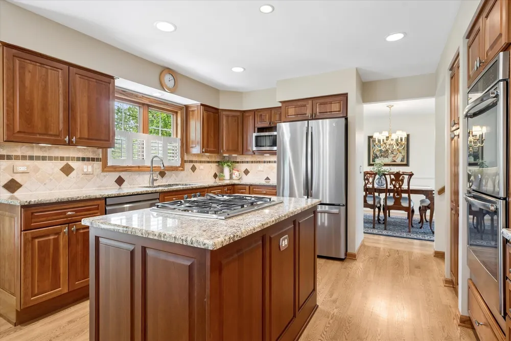 755 Warwick Ct, Lake Zurich, IL 60047