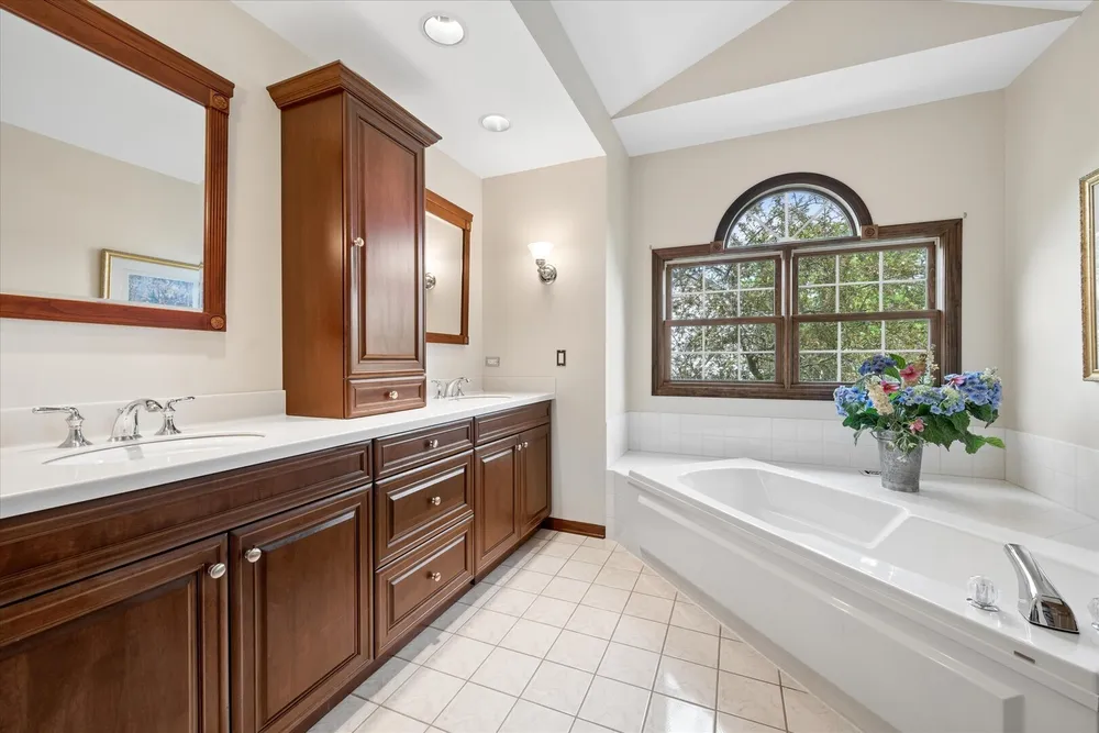 755 Warwick Ct, Lake Zurich, IL 60047