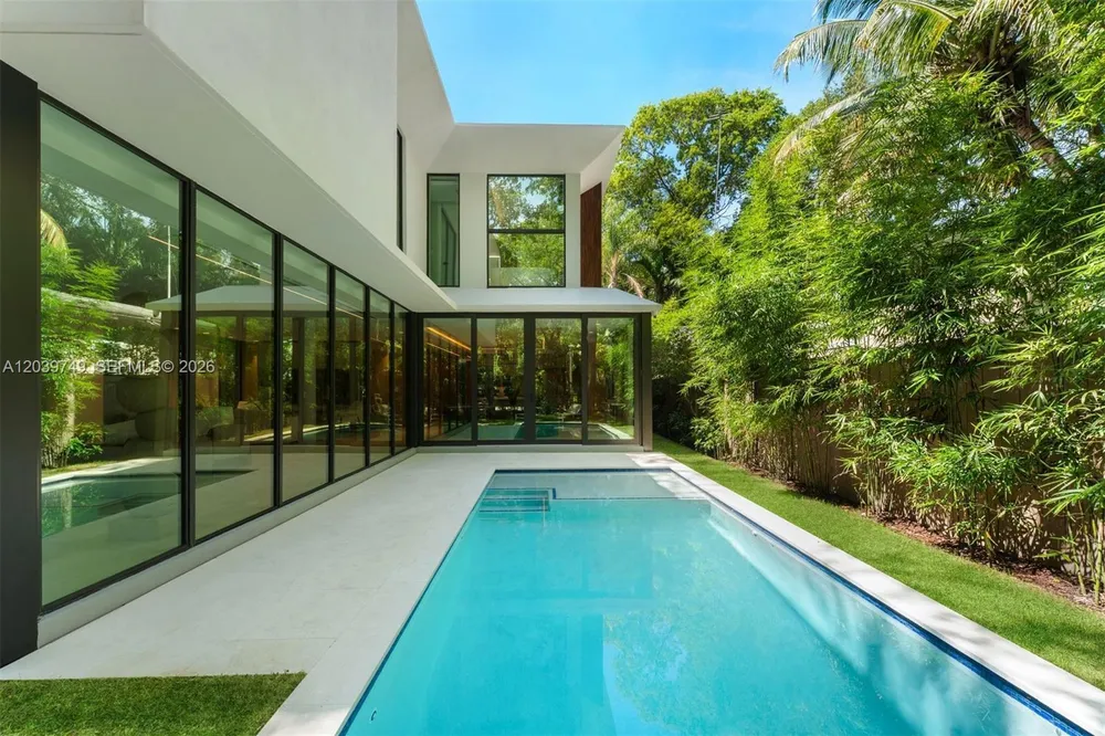 3579 Avocado Ave, Miami, FL 33133