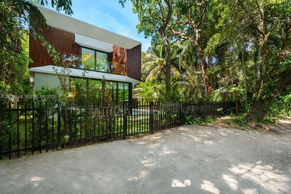 3579 Avocado Ave, Miami, FL 33133