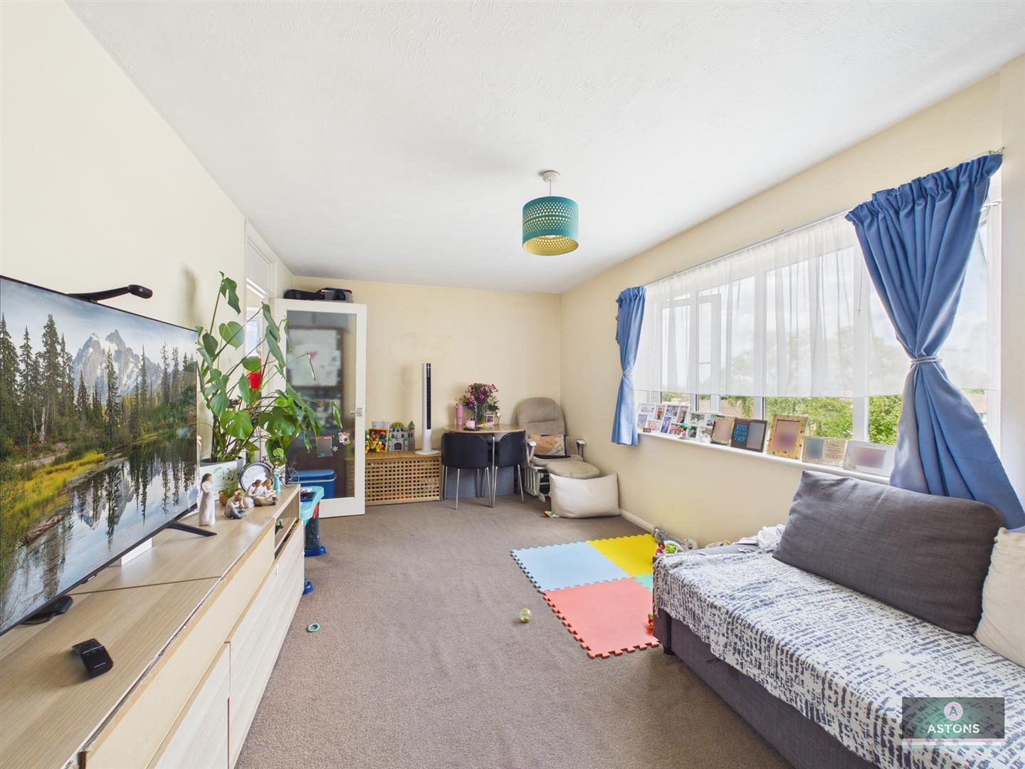 Balcombe Court, Pound Hill Image 3