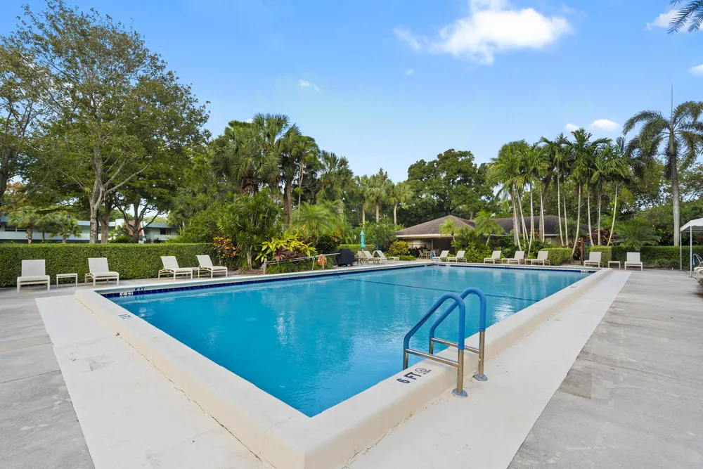 625 Oaks Dr, Pompano Beach, FL 33069