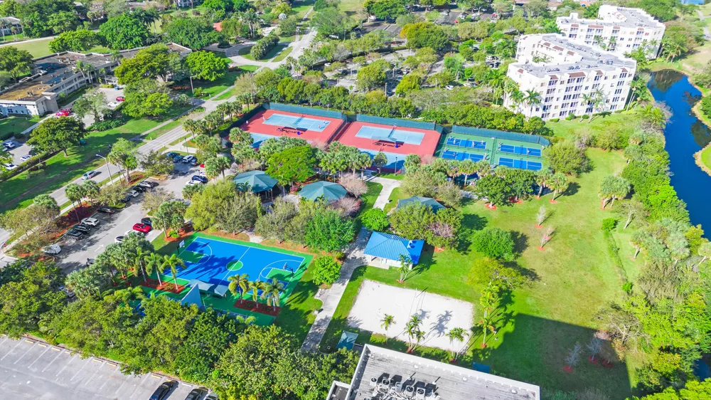 625 Oaks Dr, Pompano Beach, FL 33069