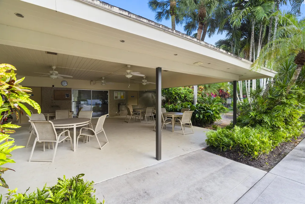 625 Oaks Dr, Pompano Beach, FL 33069