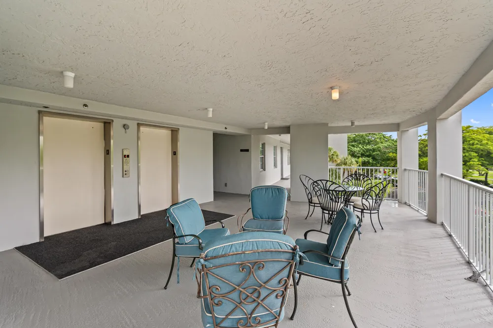 625 Oaks Dr, Pompano Beach, FL 33069