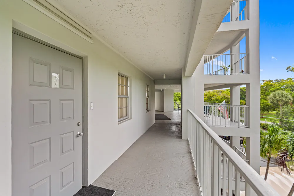 625 Oaks Dr, Pompano Beach, FL 33069