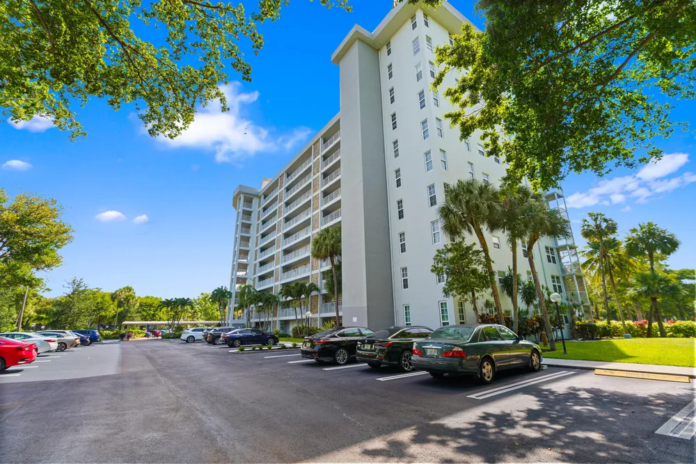 625 Oaks Dr, Pompano Beach, FL 33069